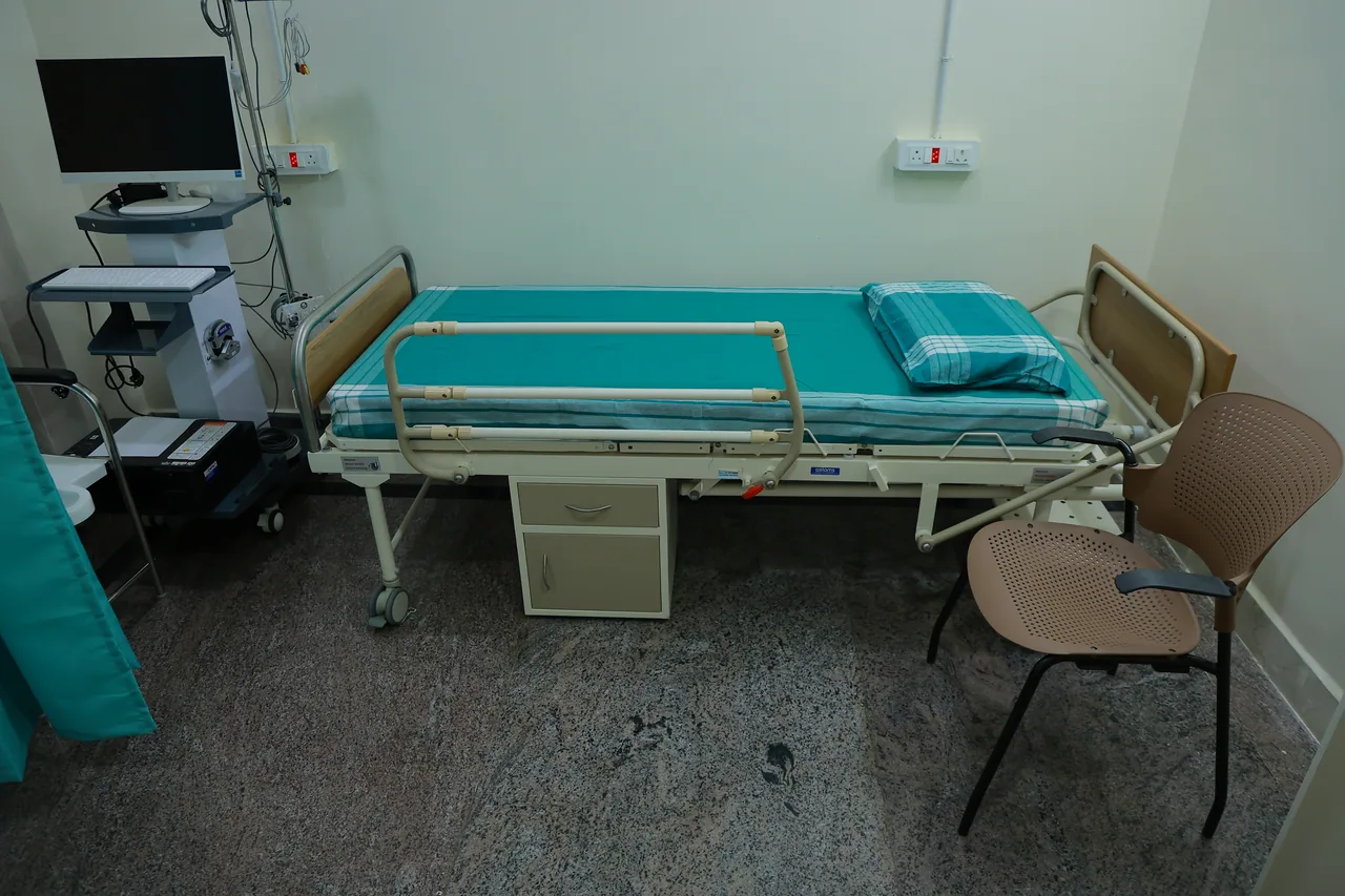 Comfortable single-occupancy special ward room with monitoring systems